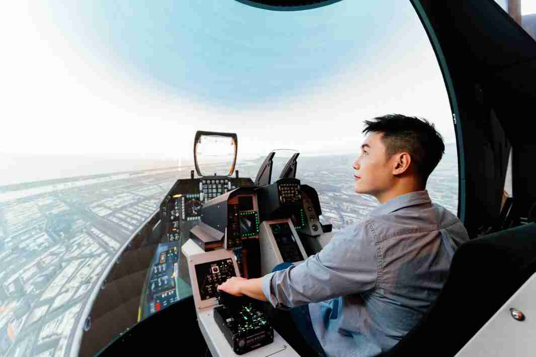 菠菜论坛以P1.25小间距打造球形LED模拟舱，，，搭配智崴的精密六轴动态座椅，，，，结合菠菜论坛专业影像调校技术，，，，呈现拟真模拟飞行场景