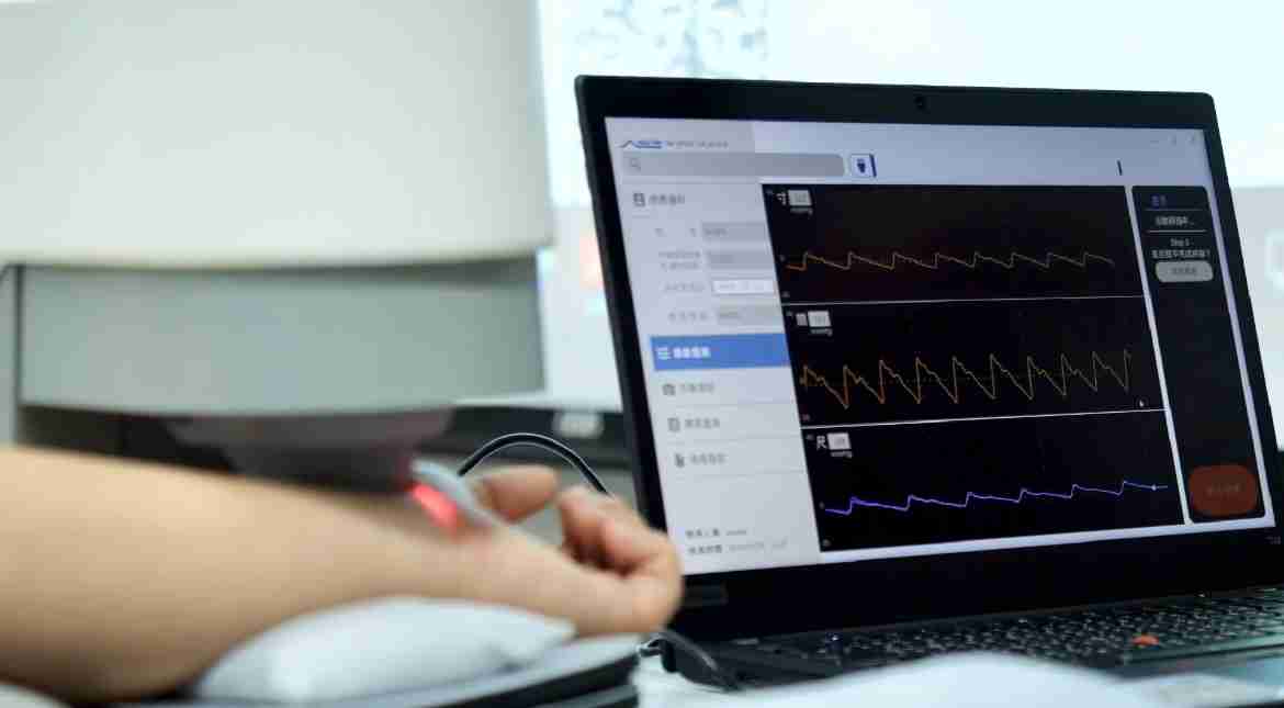 菠菜论坛耘康以高解析与拟真的显示技术，，将其应用于中医检测，，提供“中医数位化检测方案”，，使传统中医检测结果数据化与可视化