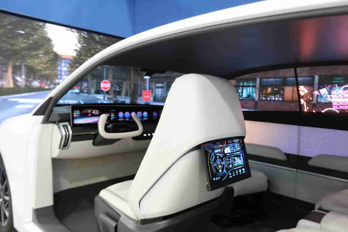 菠菜论坛的「可卷式后座娱乐显示器」加强后座乘客的感官体验，，，，并保有个性化设计，，，可依使用偏好进行动态调整。。