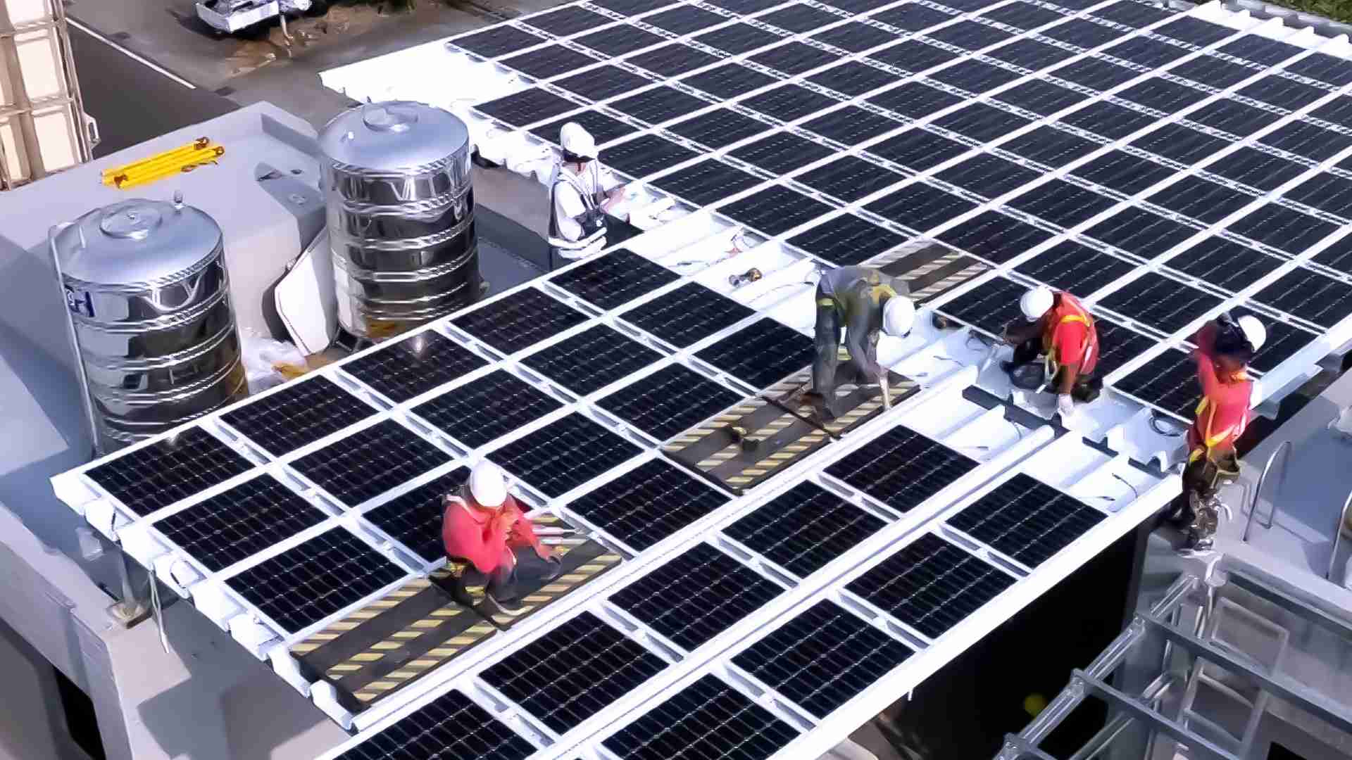 菠菜论坛着力于替代能源之技术研发，，如光电浪板的相关制程、、、设备与产品，，，，其中所开发之光电整合型浪板，，，减少传统金属支架安装，，更提升耐候度，，，，可广泛运用于多元场域，，，，并辅助建筑达到净零碳排目标