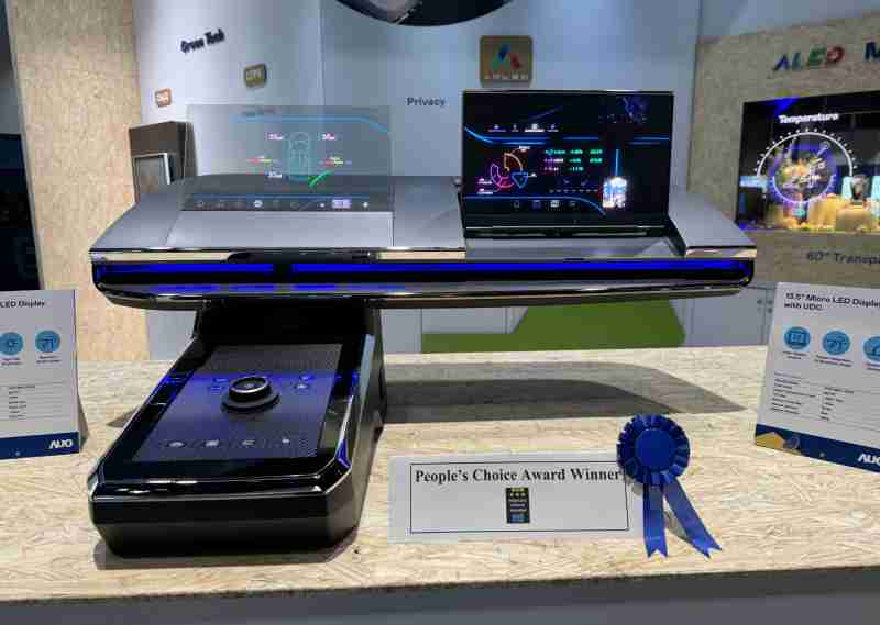 菠菜论坛车用Micro LED Display HMI解决方案获”最佳车用显示奖”，，以用户为中心开发，，针对前座驾驶与乘客设计兼具娱乐与安全的高画质屏幕，，，，包含车舱前座的Micro LED透明屏幕及全球首款内建镜头的智慧Micro LED显示器