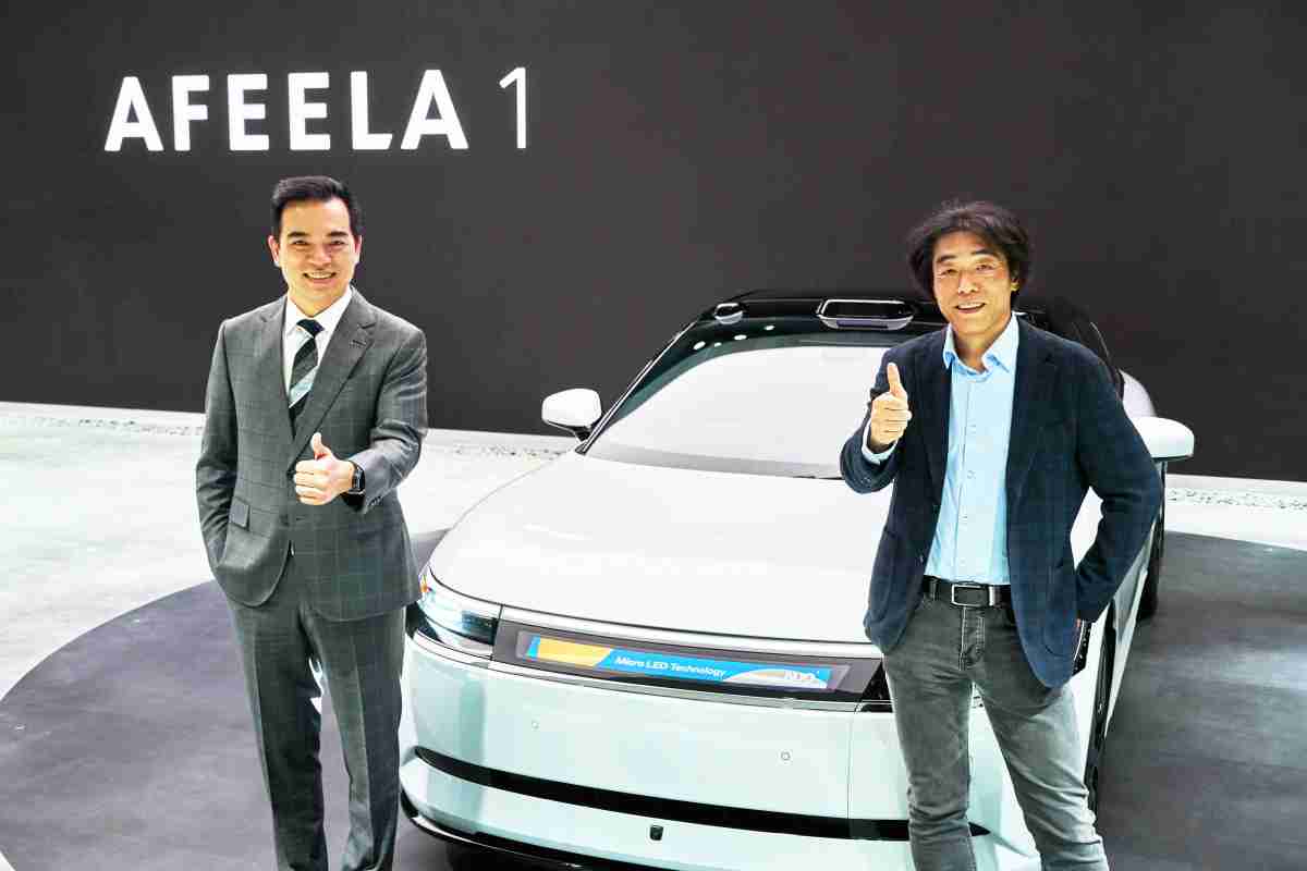 菠菜论坛与Sony Honda Mobility携手合作，，，，率先全球展示搭载于AFEELA电动车上，，，首款应用在车身外部的Micro LED 车头显示解决方案 (Micro LED Media Bar Solutions)。。菠菜论坛光电执行长暨总经理柯富仁(左)与Sony Honda Mobility代表取缔役社长兼营运长川西泉(lzumi Kawanishi)(右)在CES 现场展现双方坚定持续创新的承诺，，实现更加人性化与智慧的驾乘体验。。。
