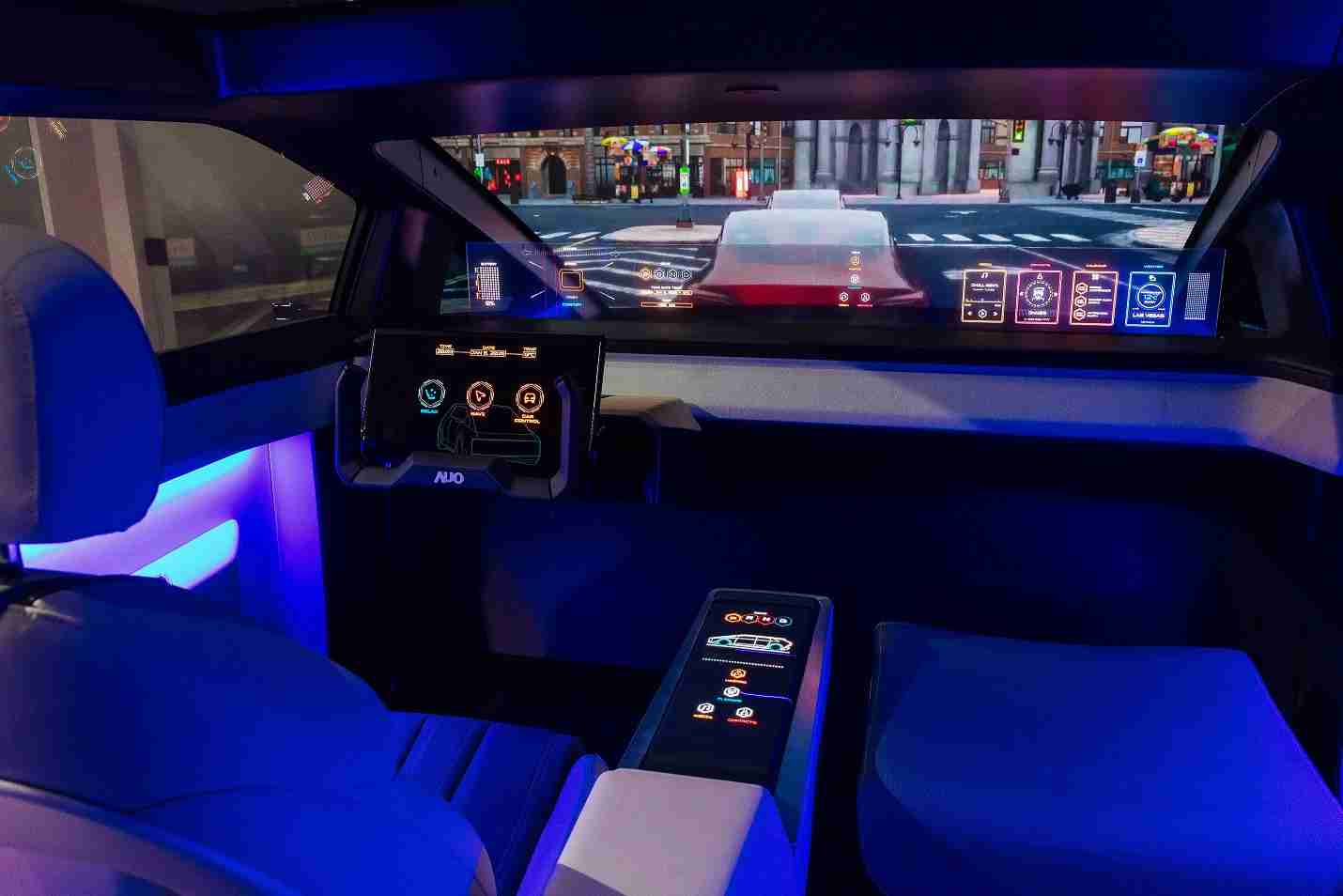 菠菜论坛连续四年入围科睿唯安全球百大创新机构，，，专利布局科技与绿色创新前沿。。。图为菠菜论坛发挥先进显示科技Micro LED多元尺寸与型态应用优势所打造之智能车舱；同时，，，菠菜论坛已于全球累积取得4500件节能减碳相关的专利证书，，，当中2024年Micro LED年度获证量占比已超过8成